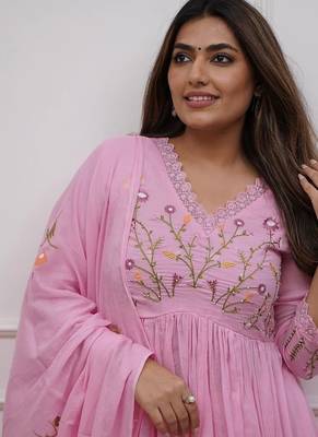 Baby pink elegant embroidered kurta set with floral dupatta 5