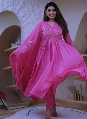 Pink elegant embroidered kurta set with floral dupatta 2