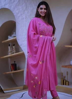 Pink elegant embroidered kurta set with floral dupatta 3