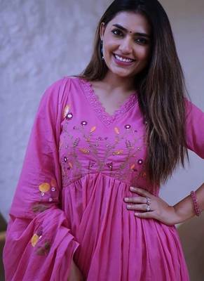 Pink elegant embroidered kurta set with floral dupatta 4