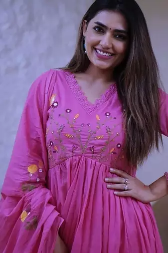 Pink elegant embroidered kurta set with floral dupatta