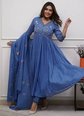 Blue elegant embroidered kurta set with floral dupatta 3