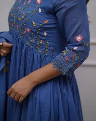 Blue elegant embroidered kurta set with floral dupatta 4