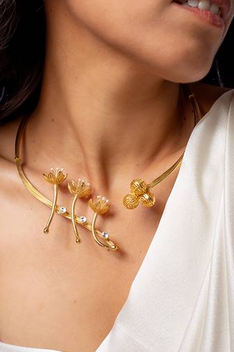 Elegant floral stem high gold necklace