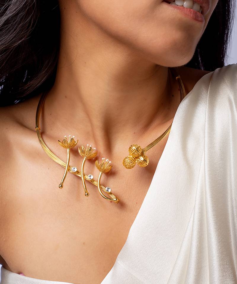 Elegant floral stem high gold necklace
