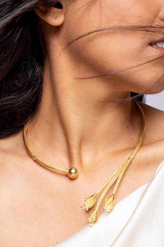 Delicate triple bud high gold necklace
