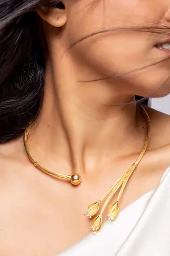 Delicate triple bud high gold necklace