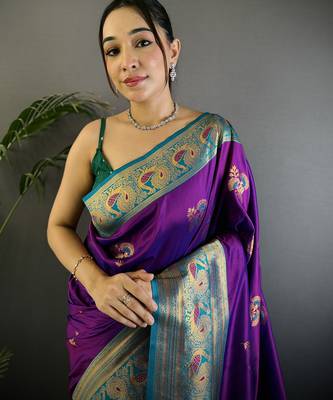 Magenta silk blend floral butta zari weaving banarasi with peacock zari weaving border 4