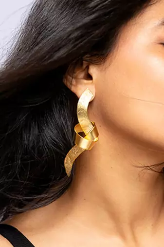 Twist flair high gold earrings