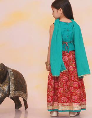 Green-red embroidered cotton choli & lehenga set for girls 2