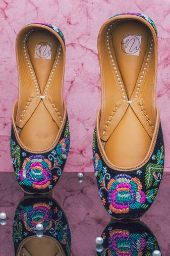 Black embroidered leather juttis