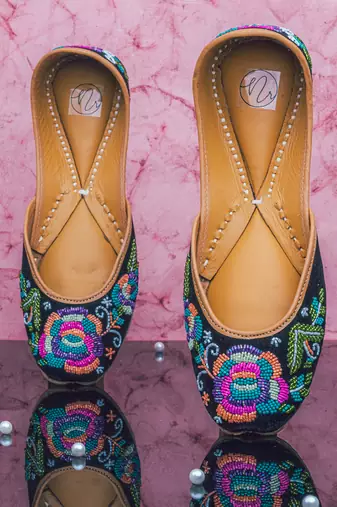 Black embroidered leather juttis