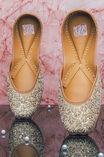Silver embroidered leather juttis