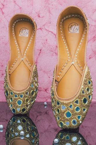 Gold mirror embroidered leather juttis