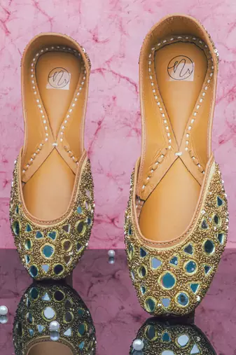 Gold mirror embroidered leather juttis