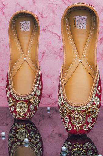Maroon embroidered leather juttis
