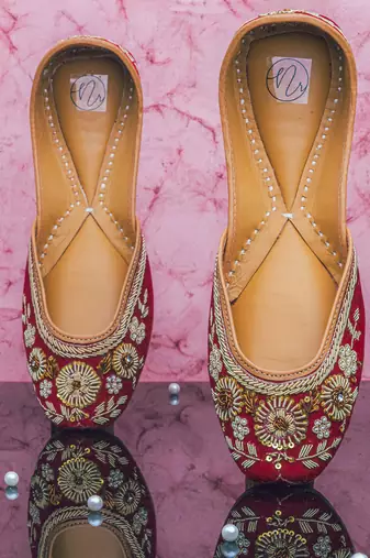 Maroon embroidered leather juttis