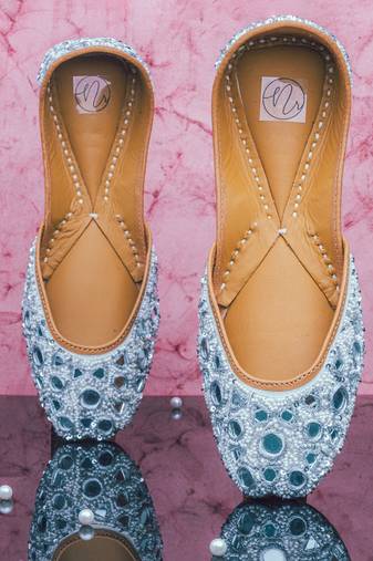 Silver mirror embroidered leather juttis