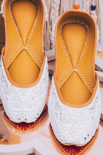 White embroidered leather juttis