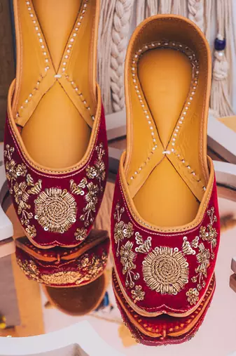 Maroon embroidered leather juttis