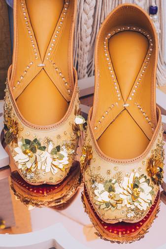 Gold embroidered leather juttis