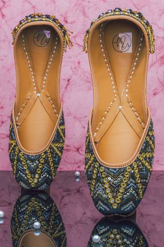 Black embroidered leather juttis