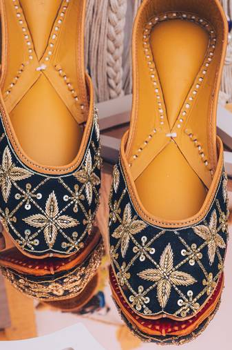 Black embroidered leather juttis