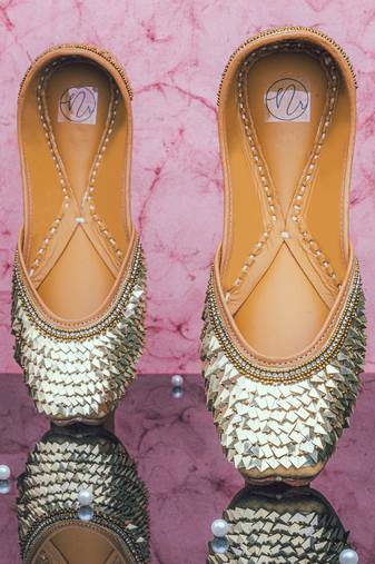 Silver embroidered leather juttis