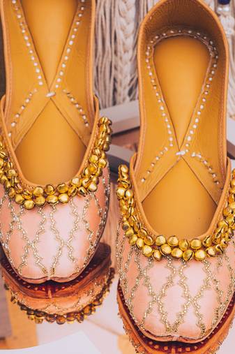 Pink embroidered leather juttis