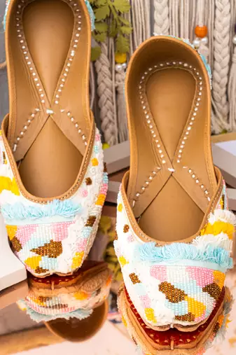 White embroidered leather juttis