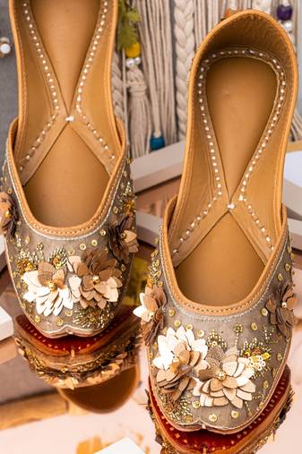 Gold embroidered leather juttis