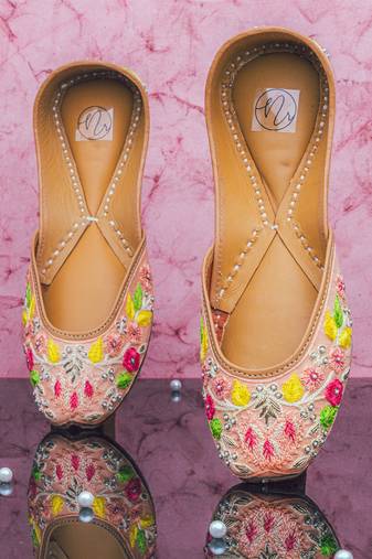 Peach embroidered leather juttis