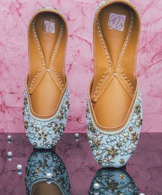 White embroidered leather juttis 1