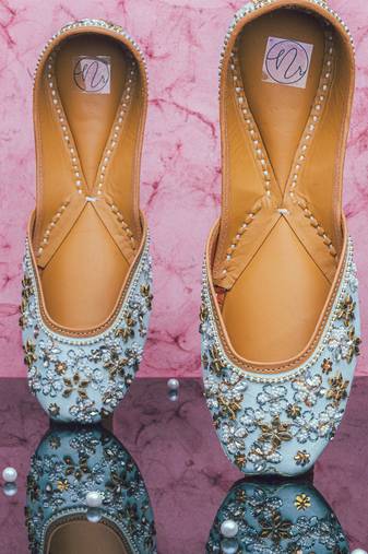 White embroidered leather juttis