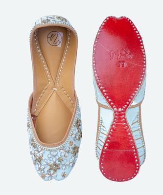 White embroidered leather juttis 2