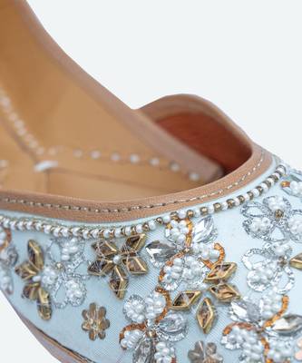 White embroidered leather juttis 3