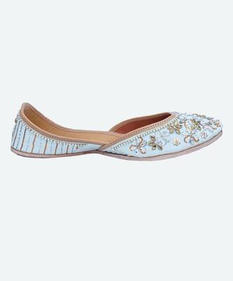 White embroidered leather juttis 4