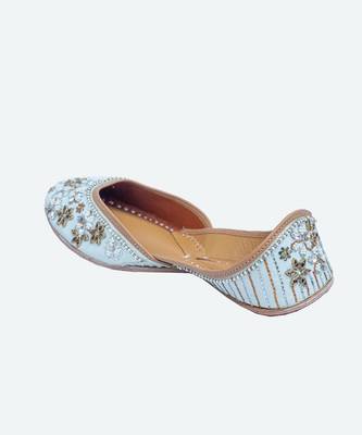 White embroidered leather juttis 5
