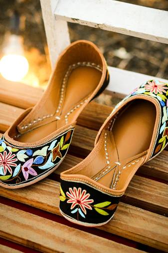 Black embroidered leather juttis