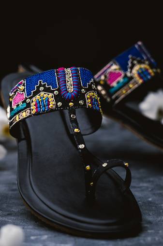 Black solid leather kolhapuri