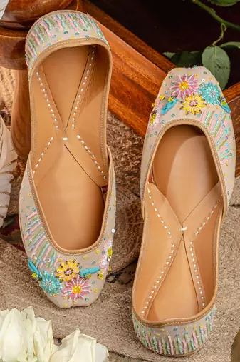 Pink embroidered leather juttis