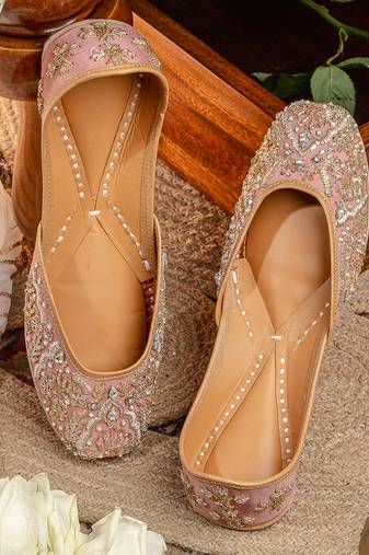 Peach embroidered leather juttis