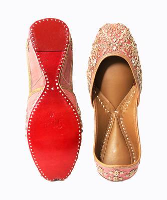 Peach embroidered leather juttis 2