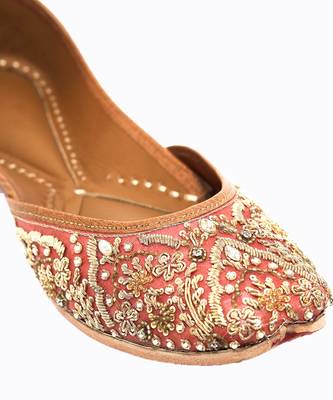 Peach embroidered leather juttis 4