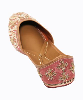 Peach embroidered leather juttis 5
