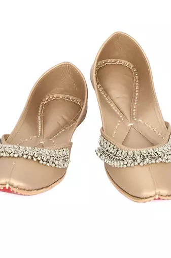 Gold solid leather juttis
