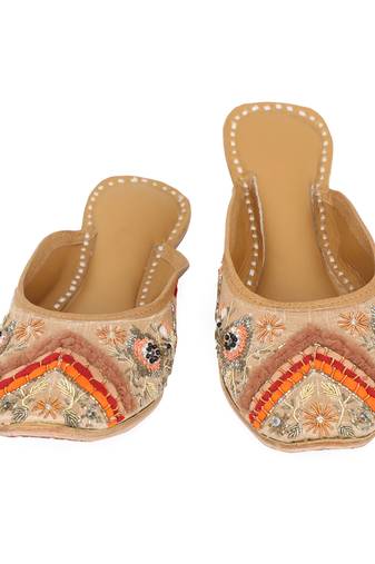 Beige embroidered leather juttis