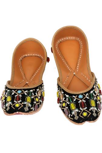 Black embroidered leather juttis