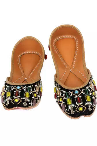 Black embroidered leather juttis