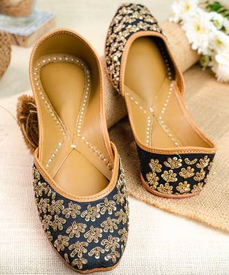 Black embroidered leather juttis 1
